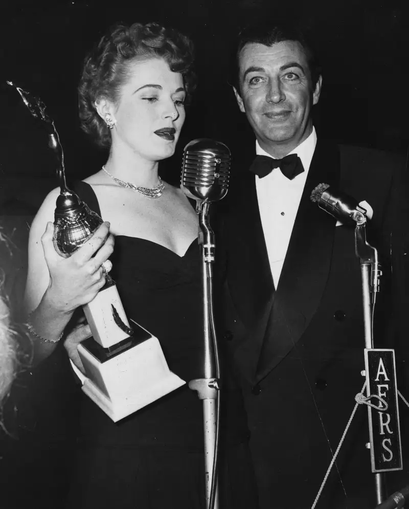Golden Globe: 69 Iconic celebrities outfits.